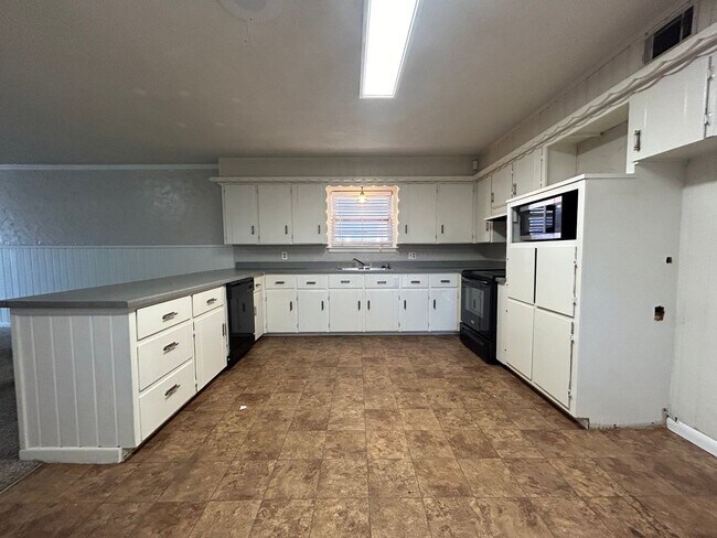 Building Photo - Located Near Park, Fast Food & Close Acces...