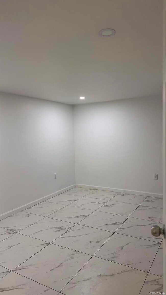 Building Photo - 70-51 45th Ave