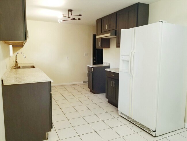 Building Photo - 2845 W 31st St