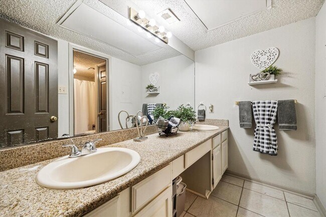 Building Photo - 1311 Antoine Dr