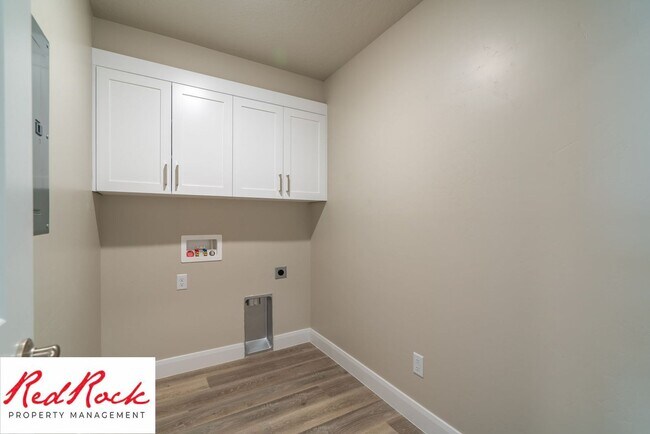 Building Photo - Stunning 4 Bedroom Townhome in Hurricane Heights