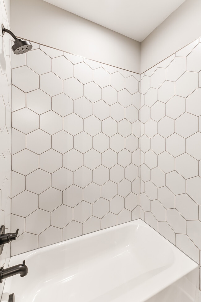 Building Photo - 592 River Watch Way