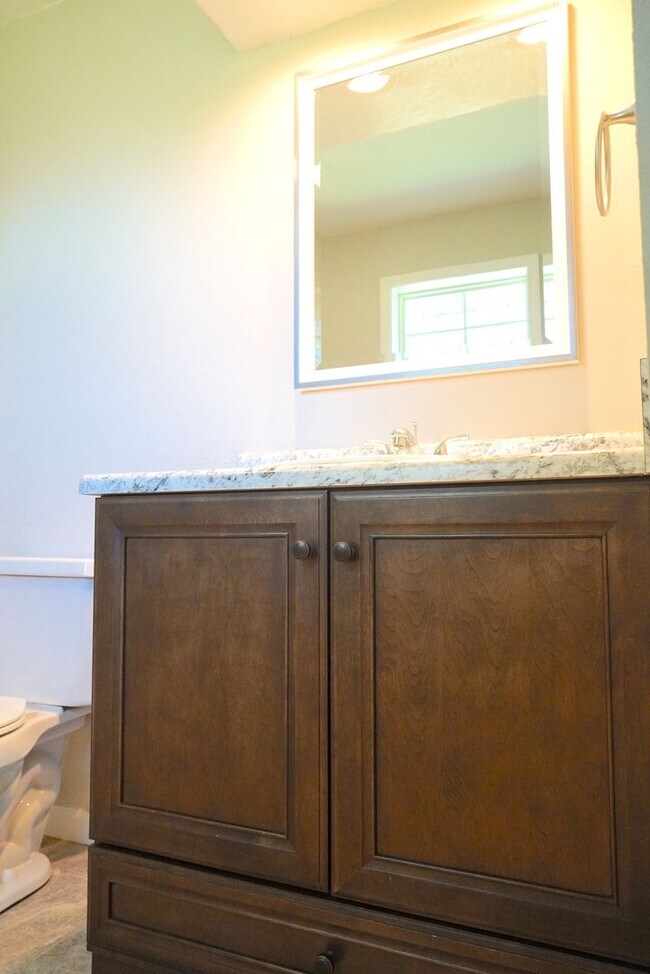 Building Photo - Adorable 3-Bed, 2-Bath Home with 2-Car Garage in Prime Location!