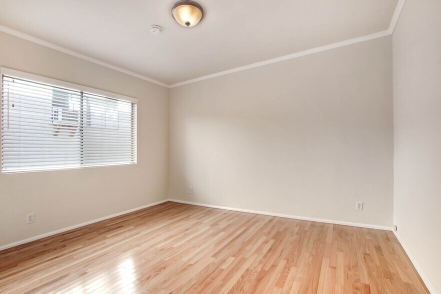 Building Photo - 2015-2019 4th Street in Santa Monica - steps to Main St. and the beach!