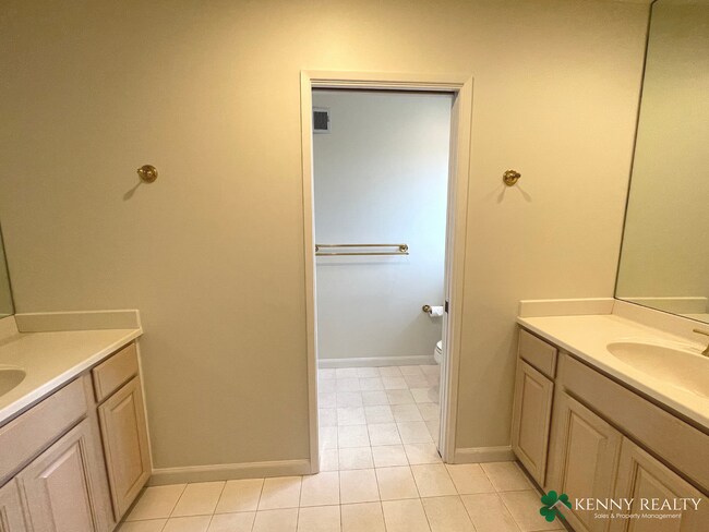 Building Photo - Large 3 Bedroom, 2.5 Bathroom, Great Neigh...