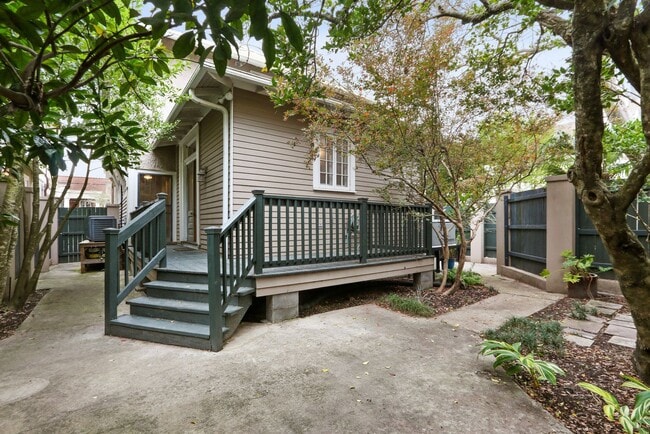 Building Photo - Fabulous University Duplex with gleaming floors and stained glass.