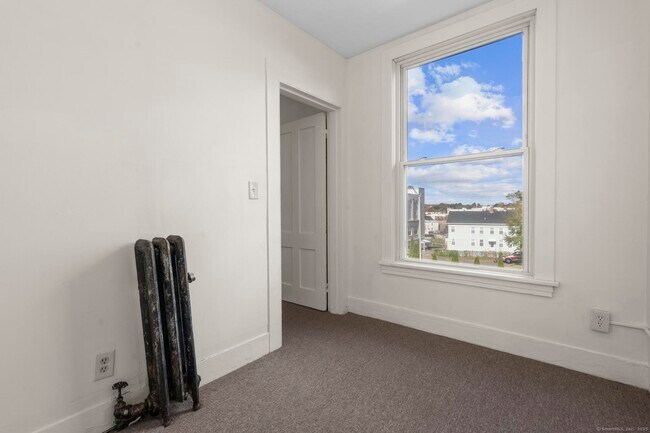 Building Photo - 113 E Main St