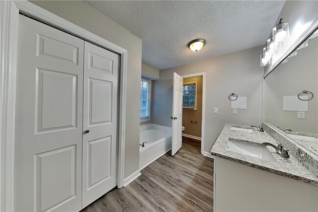 Building Photo - 4203 E Emerald Dr NW