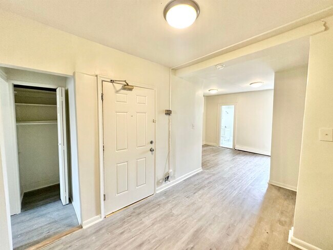 Building Photo - 144 Van Horne St