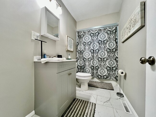 Building Photo - Welcoming Two Bedroom Apartment on Whitaker