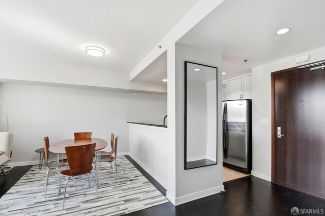 Building Photo - 250 King St