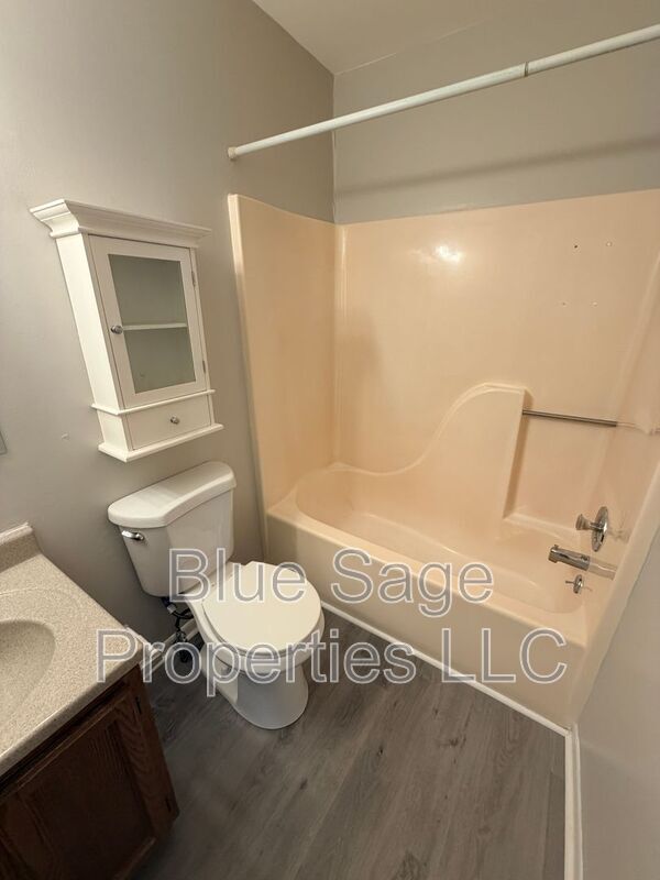 Building Photo - 727 Clifton Ave