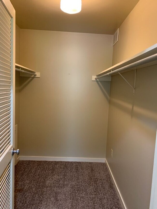 Building Photo - Sarah's Run Apartments