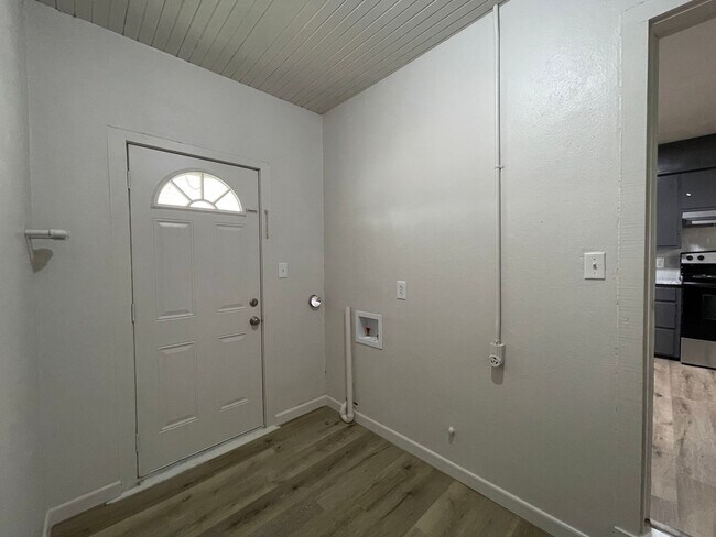 Building Photo - 1112 N 9th St