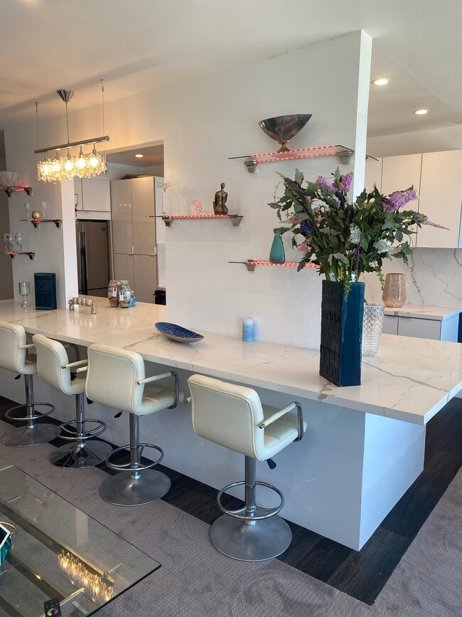 seating area around kitchen counter - 727 Esplanade