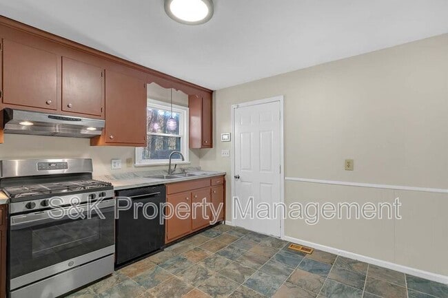 Building Photo - 350 Hughes Dr