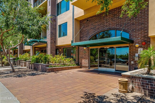 Building Photo - 17 W Vernon Ave