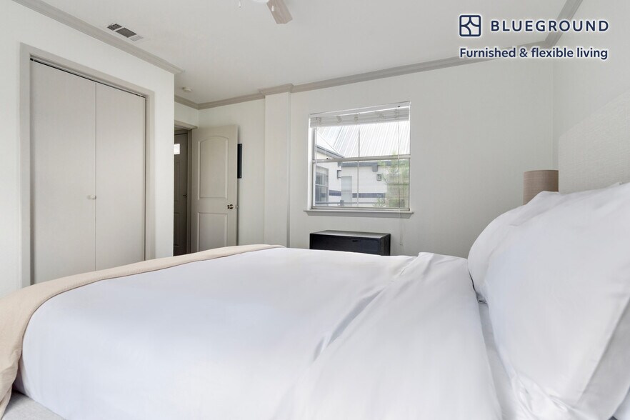 Building Photo - 201 E 4th St