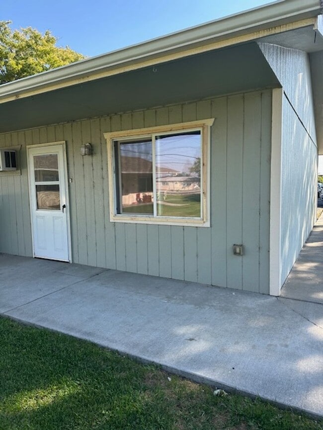 Building Photo - One Bedroom for rent