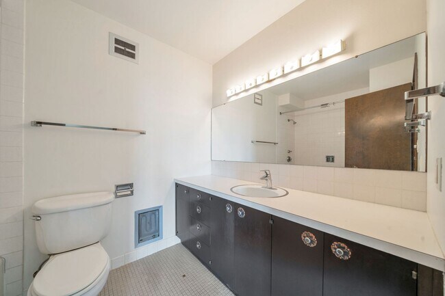Building Photo - Stunning Queen Anne south slope condo with parking
