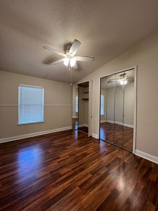 Building Photo - 2 Bedrooms w/ Scenic View