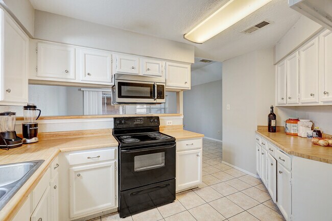 Building Photo - 4907 Quail Hollow Dr