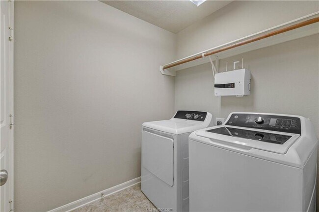 Building Photo - Available NOW! 3/2 in highly desirable Creek Meadows!!