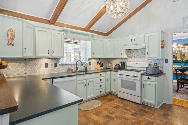 Building Photo - Unfurnished Year-Round Rental with Private Pool in Rehoboth Beach Yacht & Country Club