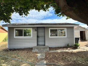 Building Photo - Selah remodeled 1 br, 1 ba home with washer/dryer hookup!