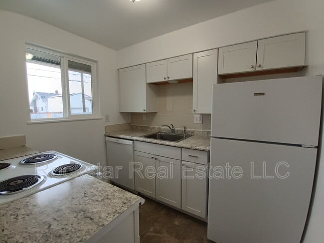 Building Photo - 704 E Bridgeport Ave