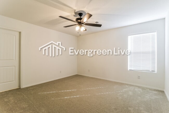 Building Photo - 44 10 Point Ln