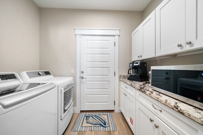 Building Photo - 121 Christmas Tree Ln