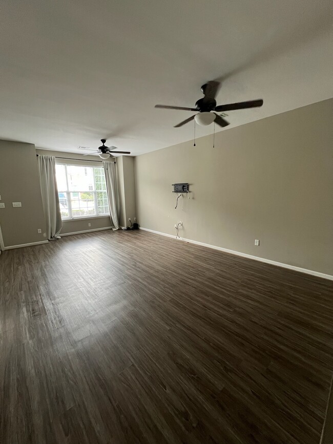 Building Photo - 105 Bumble Cir