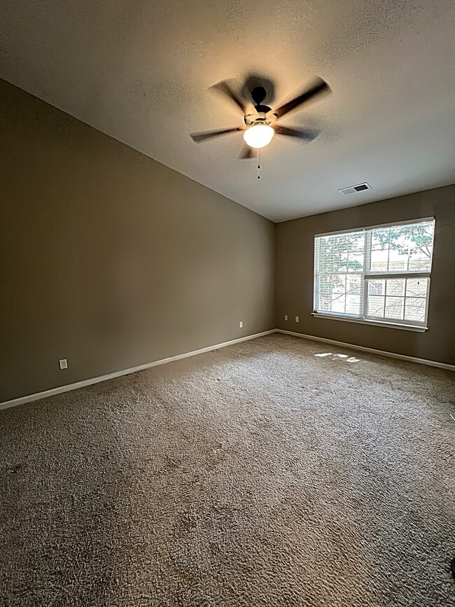 Building Photo - 105 Bumble Cir