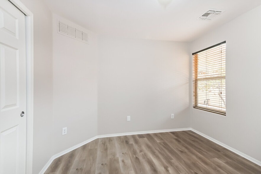 Building Photo - 581 W Calle Cajeta