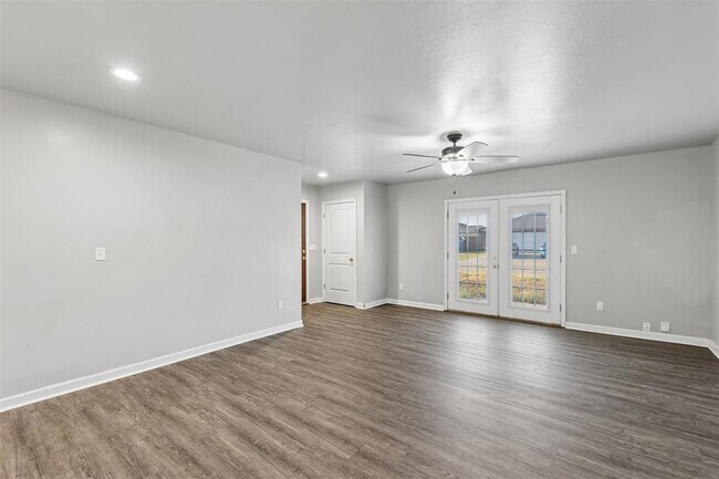 Building Photo - 401 Debra Ct