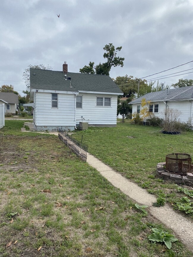 Building Photo - 947 Center Point Rd NE