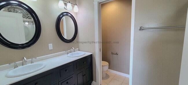 Building Photo - (August Free!) Beautiful 3 Bed 2.5 Bath To...