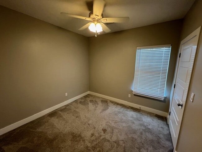 Building Photo - 3 Bedroom 2.5 Bath Townhome Available in S...