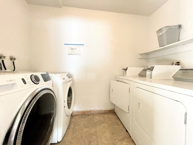 Building Photo - Updated Second Floor Single Level Unit!