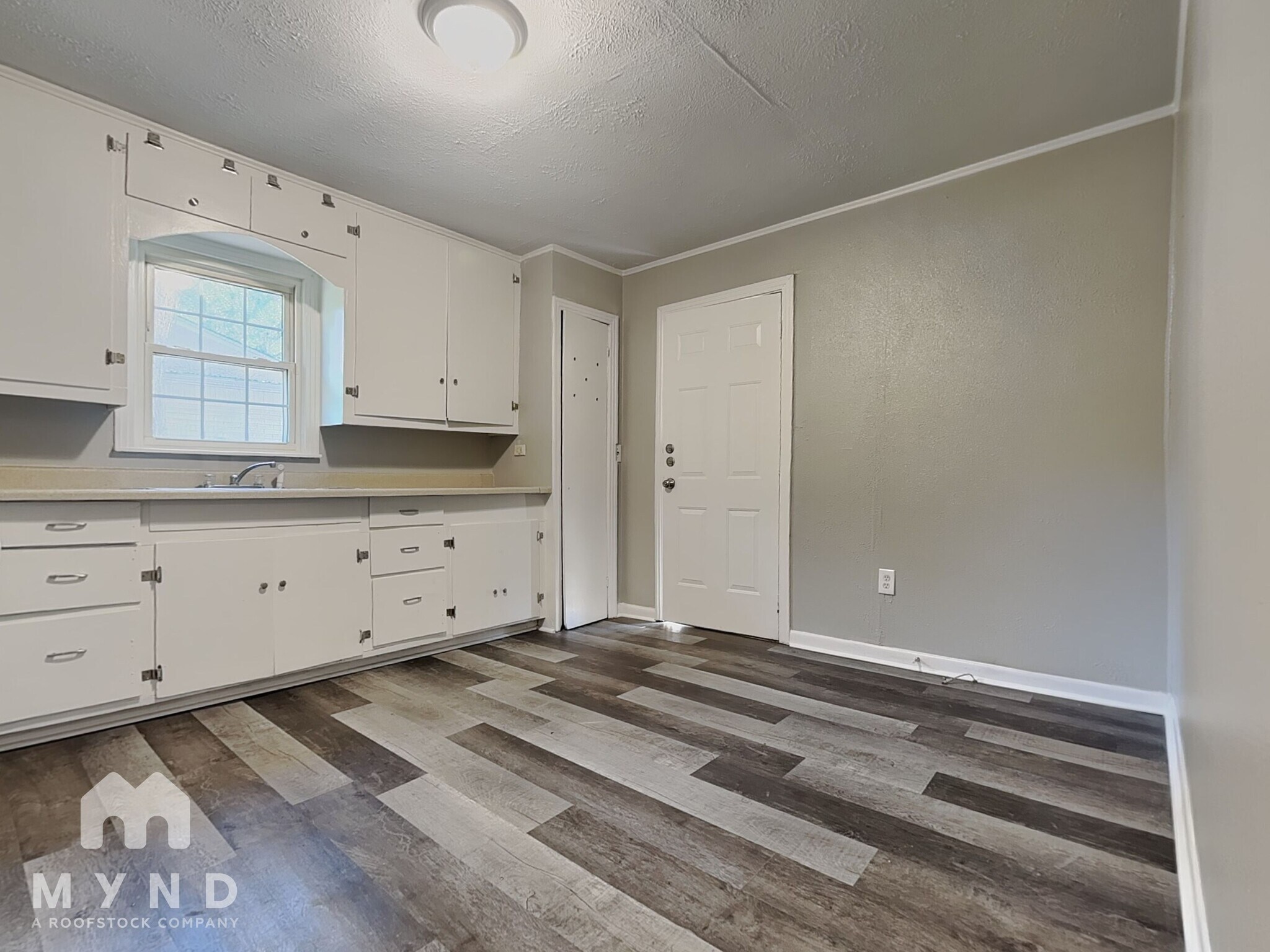 Building Photo - 404 N Kenwood Rd