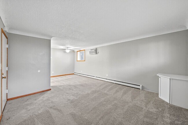 Building Photo - Updated Spacious 2BR/1 Bath Apartment Avai...