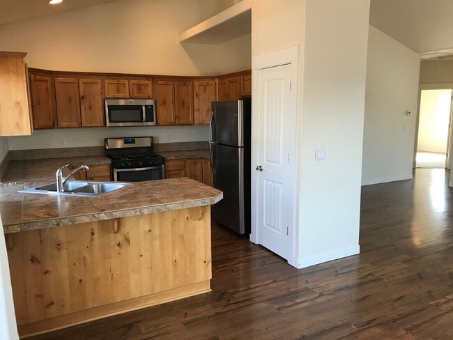 Building Photo - Hard to find 4 Bed, 3 Full Bath Home