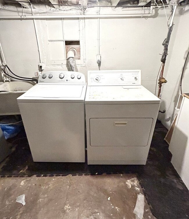 Building Photo - AVAILABLE December! - 3 Bed 1 Bath Home - With Fenced In Yard!