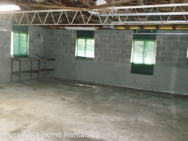 Building Photo - 3 br, 1 bath House - N. 62nd. Ave 726