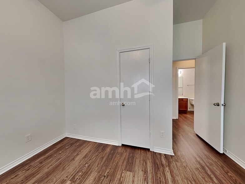 Building Photo - 3013 Lake Side Dr