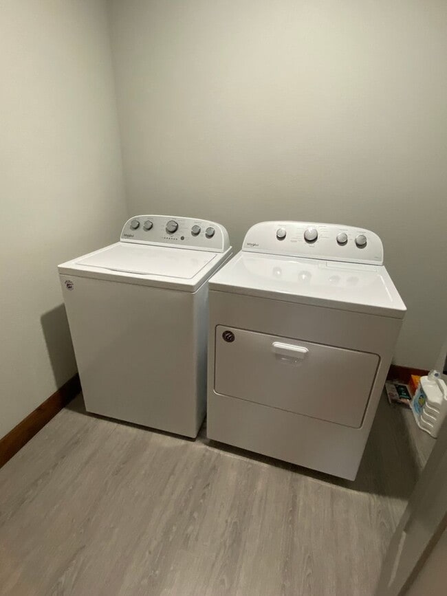 Building Photo - Beautifully Furnished 3 bed/2bath Hamilton...