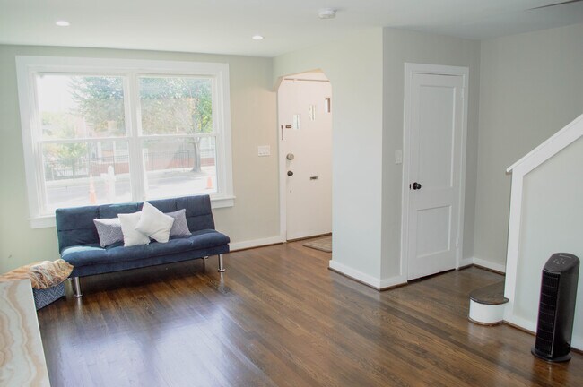 Building Photo - 536 Riggs Rd NE