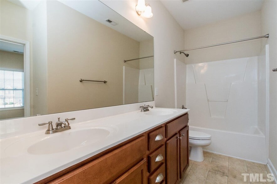 Building Photo - 714 Keystone Park Dr