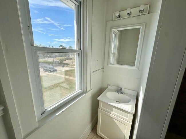 Building Photo - Updated 2BR Townhome Across from Stephens Park